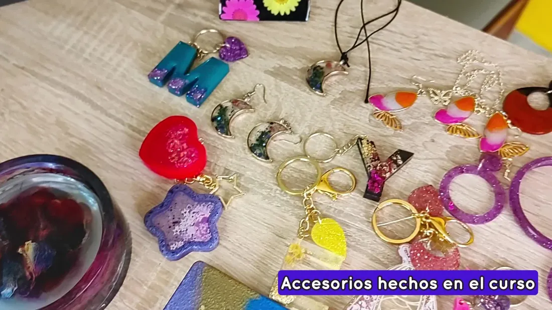 Accesorios de resina hechos en el curso