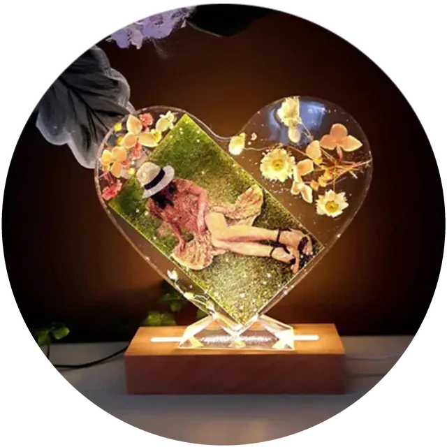 Lámpara de resina en forma de corazón con foto y flores encapsuladas