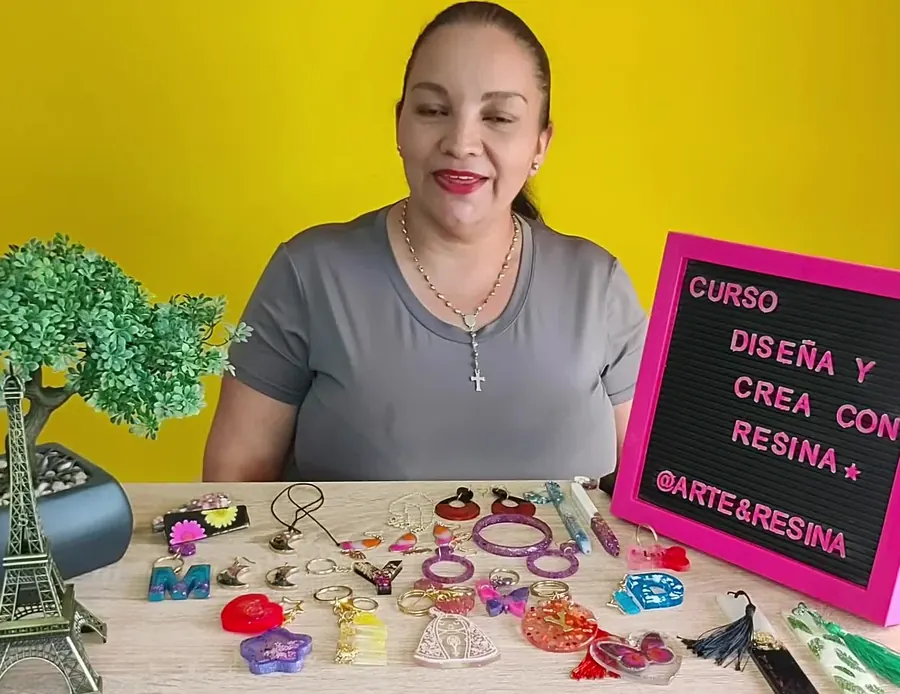 Yuly Mar Rivas en su taller con accesorios de resina hechos en el curso